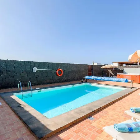 Charming 4-bed In Playa Blanca Villa
